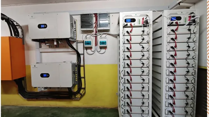 Onduleurs hybrides et deux colonnes de batteries lithium en local technique