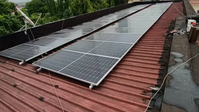 Panneaux solaires installés sur une toiture en tôle